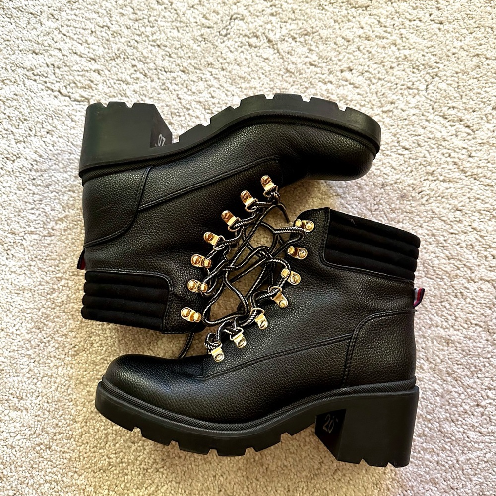 NWOT: Tommy Hilfiger Abelia Lace Up Combat Boots Bootie Size 8M